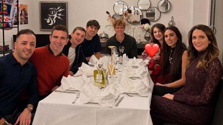 Sinner, capodanno a Montecarlo con gli amici Giovinazzi, Pier Guidi e Ciccone. E c’è un mistero