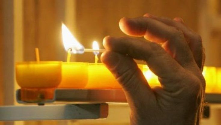 Candele contro il buio della corrente che, forse, mancherà