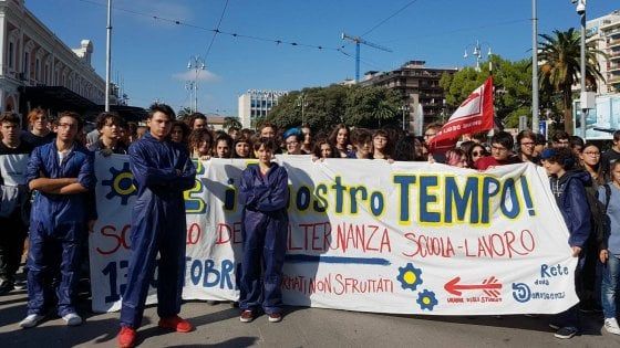 Bari, 1.500 studenti in corteo con le tute blu da metalmeccanici: "No all'alternanza scuola lavoro"