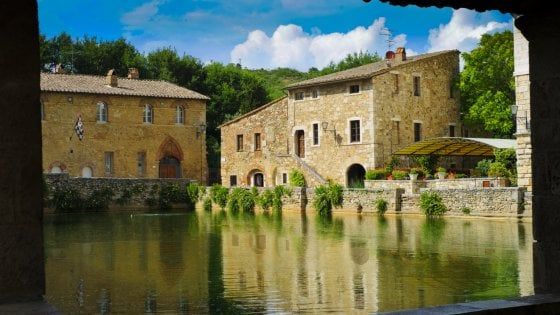 A Bagno Vignoni, la stagione delle terme, parte fra benessere, natura, storia e buona cucina