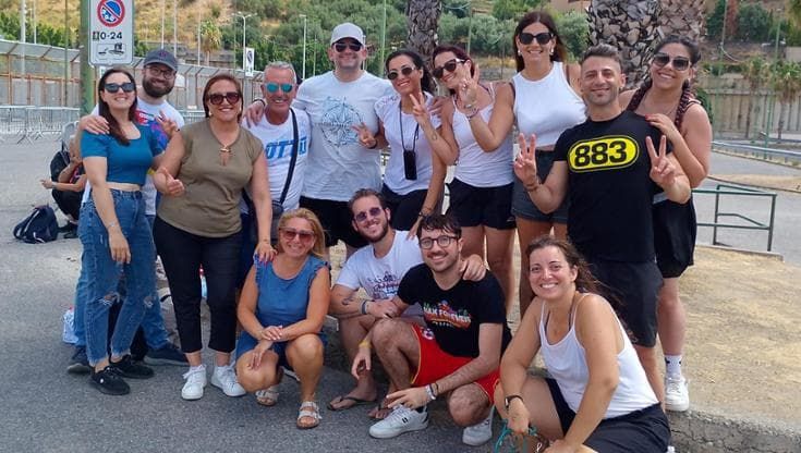 Dai nonni ai nipoti: tutti in fila per Max Pezzali. Ottantamila fan in due serate: “È lui il mito”