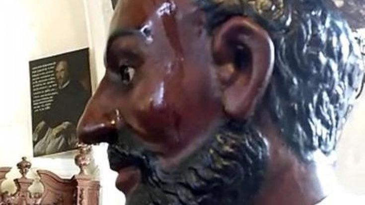 Sindaca contro vescovo per il santo che suda. Con la fascia tricolore dalla parte del Vangelo