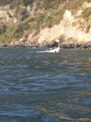 Barca affonda a Ischia, in salvo i naufraghi