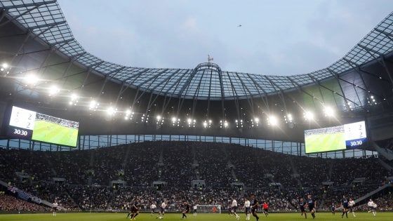 Premier League, il piano per finire la stagione: gare a porte chiuse e club in ritiro, isolati