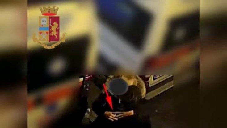 Abbracci e avances fuori dal locale notturno: così i borseggiatori sfilavano Rolex dai polsi delle vittime