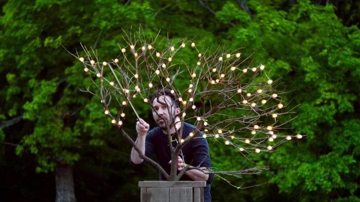 La fabbrica della musica, il mondo di Diego Stocco l’inventore di strumenti