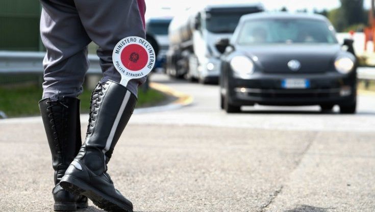 Lanciavano sassi dal cavalcavia: due minori e un maggiorenne denunciati dopo la segnalazione di un automobilista