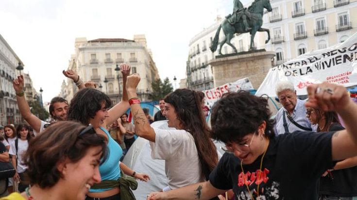 Spagna, prima vittoria degli Indignados: Maricarmen torna a casa e sfratti sospesi fino al 2030