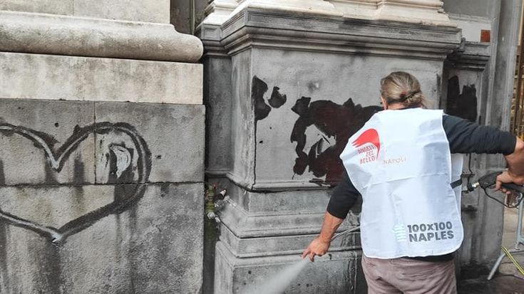 Napoli, via le scritte dal Duomo di Napoli