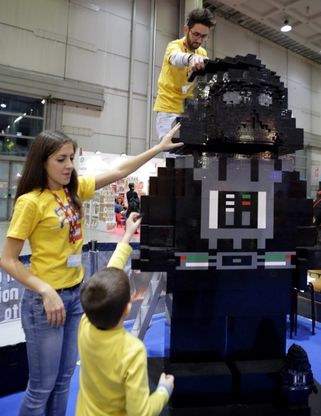Star Wars, la maxi statua di Darth Vader &egrave; fatta di Lego