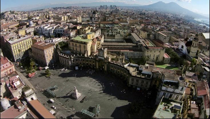 Il “casotto” di plastica a piazza Dante