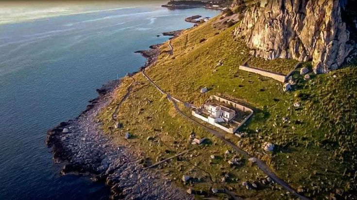 Capo Gallo, masso si stacca, precipita e sfiora dei runner