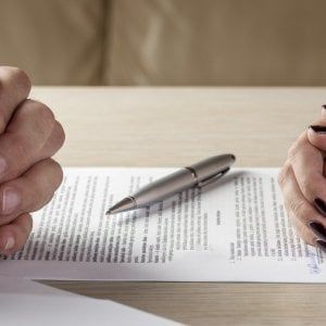 Ivrea, a 34 anni denuncia il padre che non la mantiene: il giudice dà ragione al genitore