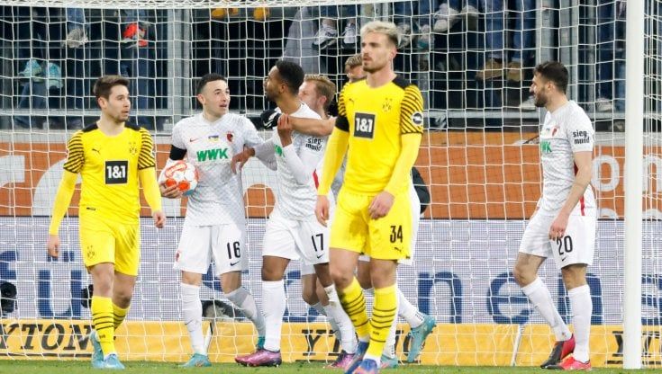 Bundesliga, il Dortmund pareggia ad Augsburg: Bayern a +8. Lipsia ok col Bochum