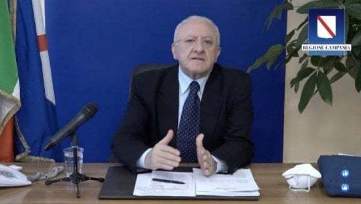 De Luca attacca Salvini: "Vaccinati, metti la mascherina e leggi. Analfabeta di ritorno" 
