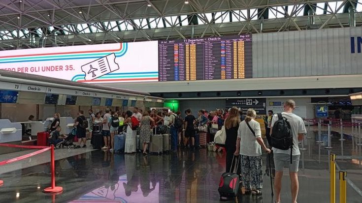 Aerei, sciopero di 4 ore sabato 26 luglio tra le 13 e le 17. I possibili disagi, i voli garantiti