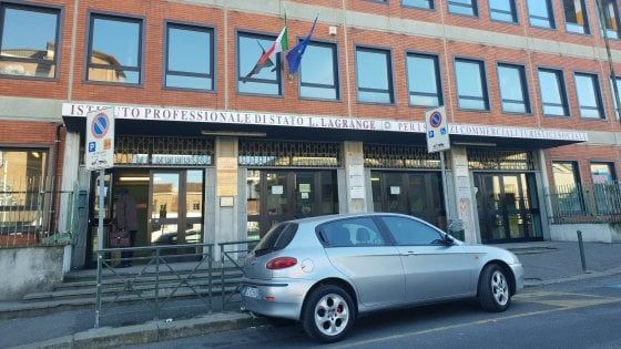 Torino, fiamme all'istituto Lagrange: paura e studenti sgomberati