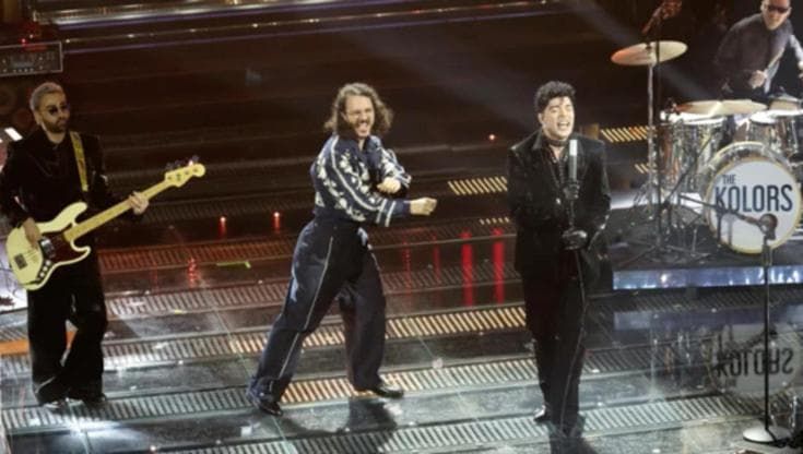 L'incursione di Fru (The Jackal) all'Ariston: sale sul palco e balla con i The Kolors