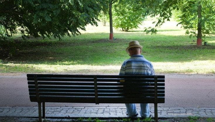 Anziani: uno su tre è vittima di abuso. Un vademecum dei segnali di allarme