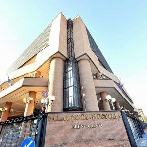 Torino, auto riciclate: rinviato ancora il processo cominciato nel secolo scorso