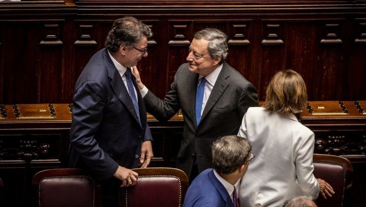 Draghi si sottrae alla corte dei partiti: "Rimettiamoci al lavoro"