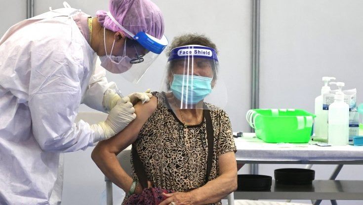 Coronavirus nel mondo, in Francia da domani senza mascherine. E da domenica basta coprifuoco