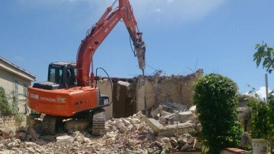 Castelvetrano: nel regno di Messina Denaro partono le demolizioni delle case abusive