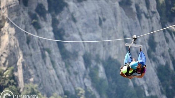 Potenza, il bacio adrenalinico ad alta quota inaugura il Volo dell’Angelo sulle Dolomiti Lucane