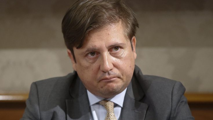 Coronavirus, il viceministro della Salute Sileri: "Tamponi a medici, infermieri, cassieri, postini e operai. Solo così batteremo la malattia"