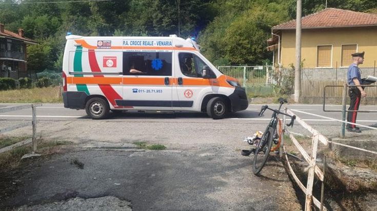 Travolge sei ciclisti e ne ferisce quattro. Poi torna indietro e li investe di nuovo: uno è grave