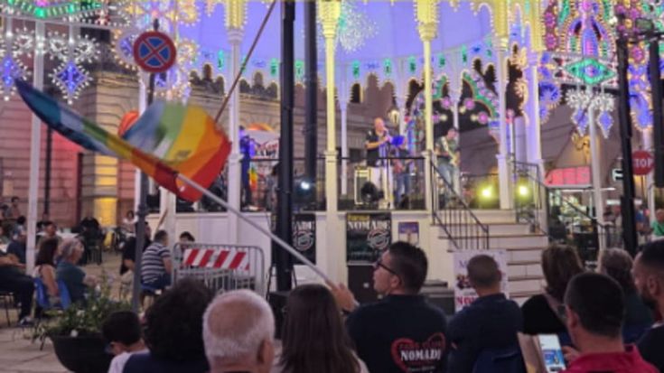 Bella Ciao e bandiera Che Guevara al concerto, sindaco Salento attacca cover band Nomadi: “Schifo”