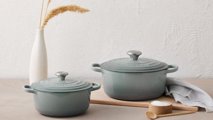Le Creuset compie 100 anni: storia e leggende delle pentole in ghisa che sfidano il tempo