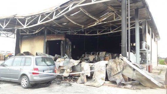 Foggia, le fiamme distruggono un deposito ortofrutticolo: "E' incendio doloso"