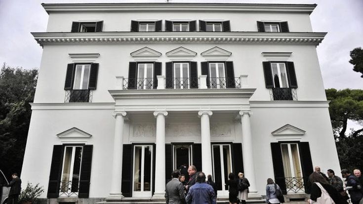 Villa Rosebery, il fascino tra saloni e terrazze