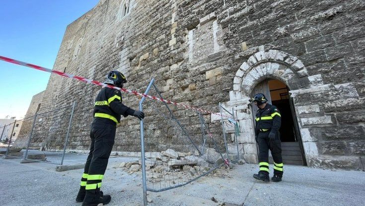 Castello Svevo di Bari, crollano grandi massi dalla facciata sul lungomare: nessun ferito