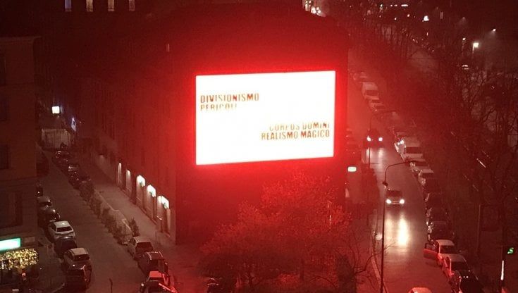 La piazza di Milano illuminata a giorno dalla pubblicità elettronica: "Basta, sembra Times Square"