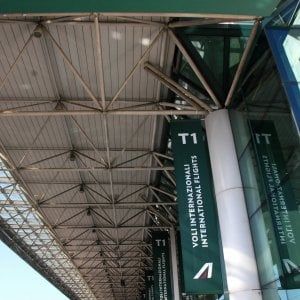 Alitalia, lunedì cancellato il 40% dei voli. Nel piano 2.037 esuberi nel personale di terra