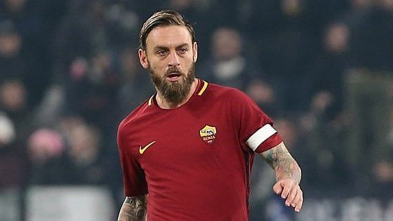 Roma, emergenza a centrocampo: per il Benevento si tenta il recupero di De Rossi 