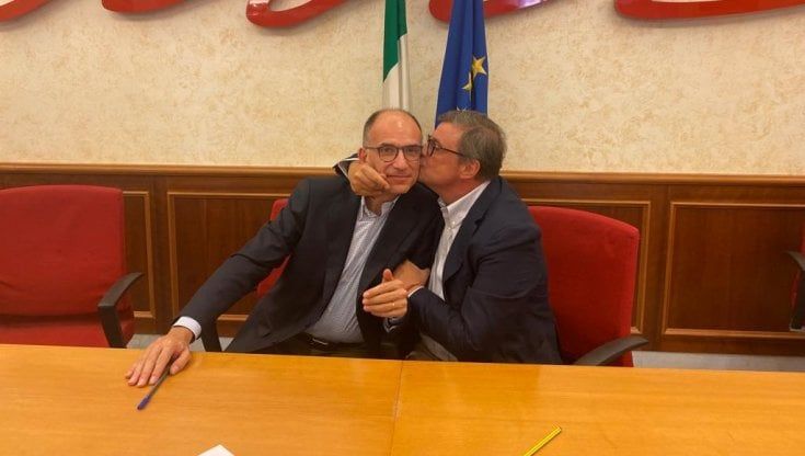 Letta: "Ogni voto a Calenda è un voto per Meloni". Il leader del Pd tradito non cambia rotta