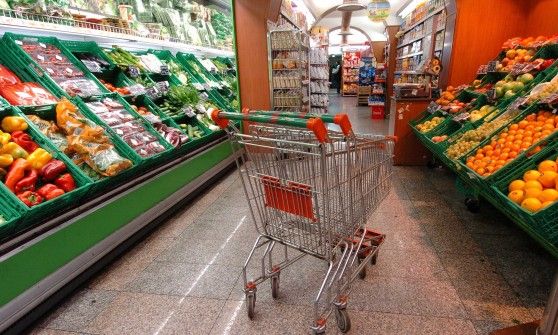 Con il cellulare filmava le ragazze sotto le gonne, denunciato
