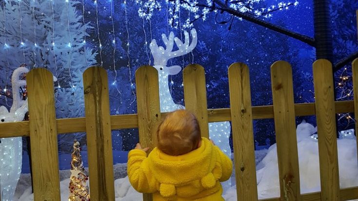 Il sindaco nega il Natale in Italia al bimbo con due mamme