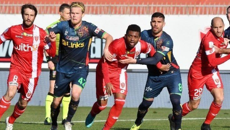 Serie B: il Lecce vince a Monza e aggancia la Cremonese in vetta. Pisa ko a Reggio Calabria