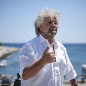 Referendum Grecia, Mattarella: "Per Ue scenari inediti". Fronte del 'no' in piazza ad Atene