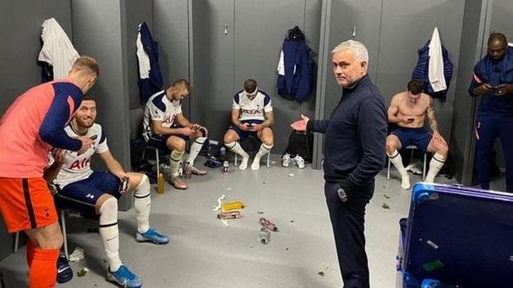 Generazione a una mano: dal selfie di Totti a Depay, il calcio in modalità scroll