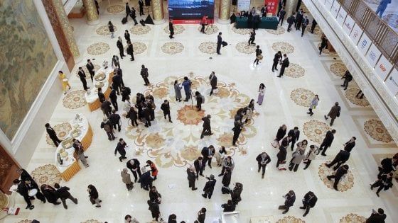 La Cina spinge le Borse, ma la manifattura Ue crolla