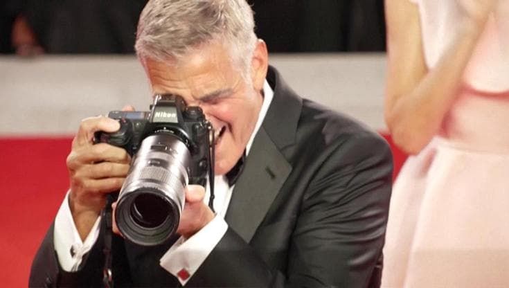 George Clooney show sul red carpet di Venezia: lascia il Leone d'oro e si improvvisa fotografo