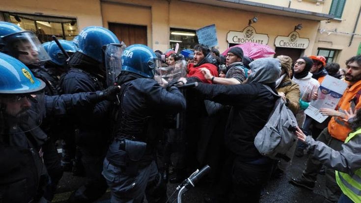 Bologna, proteste all’inaugurazione dell’anno accademico: scontri con la polizia