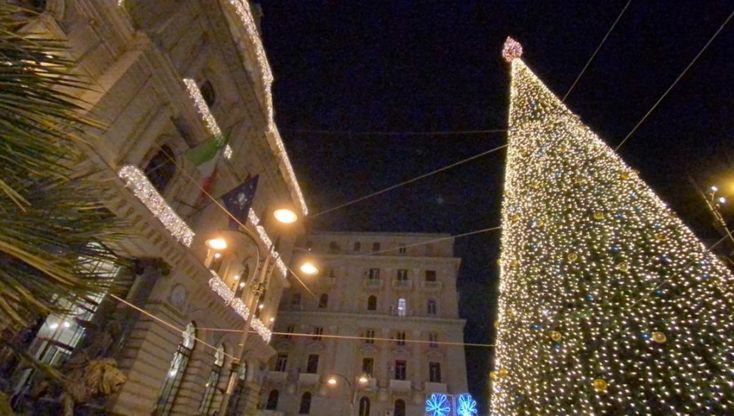 Napoli, si accende l'albero di Natale in piazza Bovio: “Un segnale di speranza”