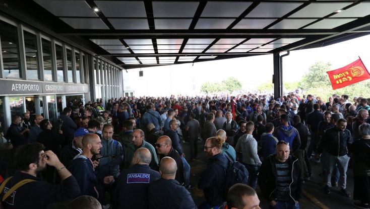 Genova, la rabbia degli operai di Ansaldo Energia: aeroporto occupato, voli dirottati