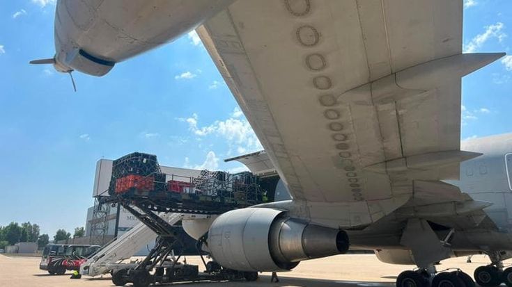 Sul volo da Roma a Caracas con gli specialisti degli aiuti: “Poche ore per salvare vite”